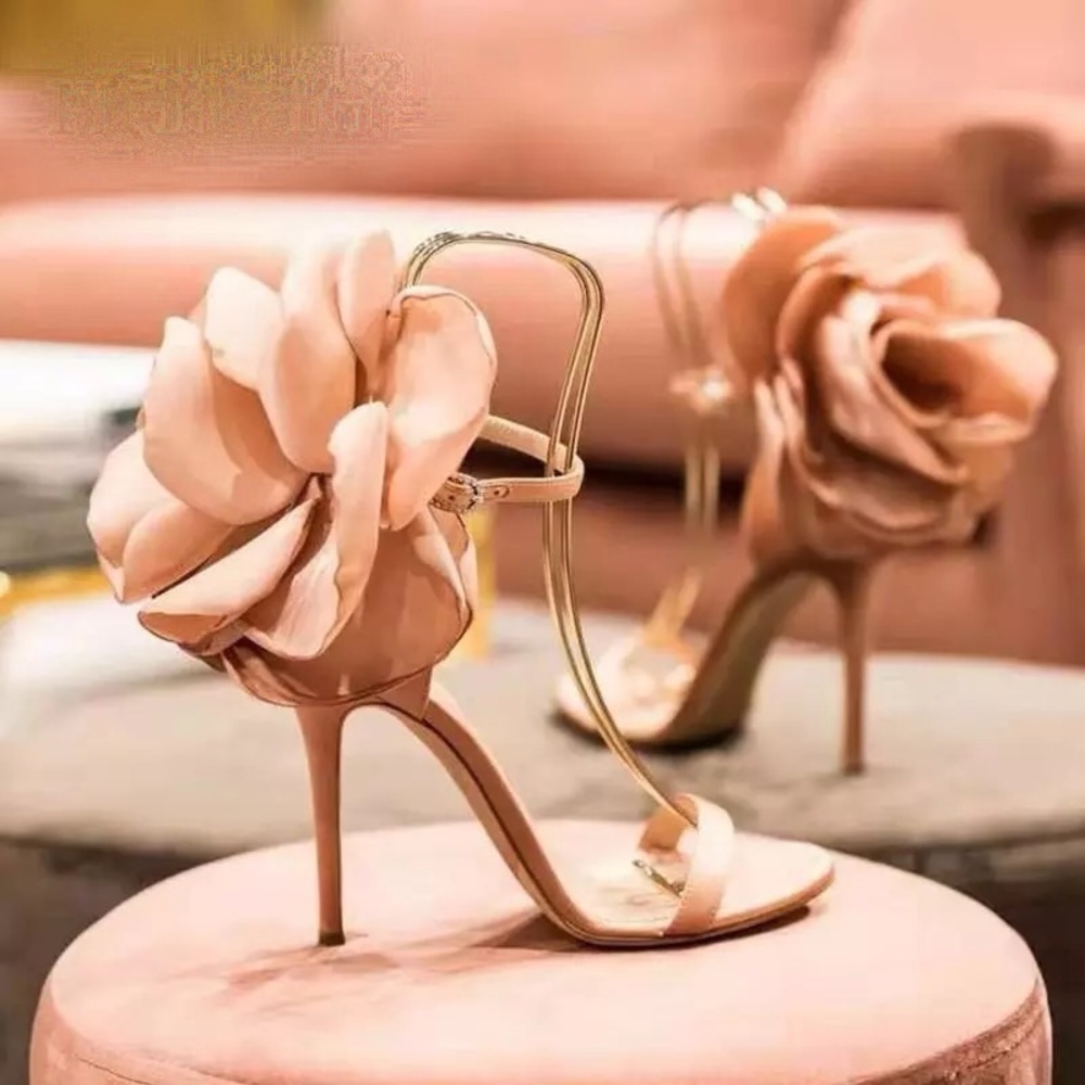 🌸 Beautiful Sz. 7.5 Rose Champagne Heels 🌷 - Picture 2 of 3